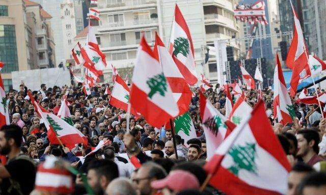 معترضان لبنانی پرچم آمریکا را مقابل سفارت آتش زدند