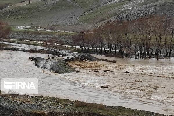 خبرنگاران معاون راهداری : سیلاب راه 10 روستای جنوب کرمان را بست